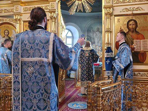 Архиепископ Каширский Феогност совершил Божественную литургию в храме Покрова Пресвятой Богородицы в Большом Покровском