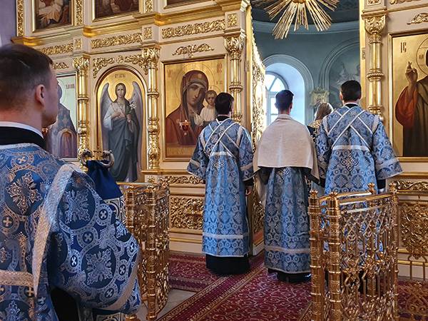 Архиепископ Каширский Феогност совершил Божественную литургию в храме Покрова Пресвятой Богородицы в Большом Покровском
