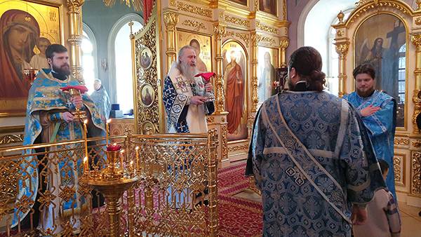 Архиепископ Каширский Феогност совершил Божественную литургию в храме Покрова Пресвятой Богородицы в Большом Покровском
