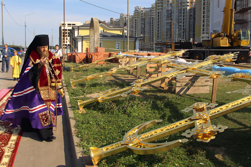 Управляющий викариатством Новых территорий г. Москвы освятил накупольные кресты для храма святого благоверного князя Александра Невского в Пыхтино