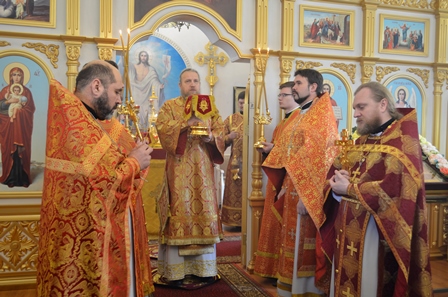 Епископ Домодедовский Иоанн совершил Божественную Литургию и молебен в храмах пос. Коммунарка г. Москвы