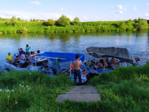 Воспитанники воскресной школы при храме Живоначальной Троицы в Троицком отправились в паломничество на лодках