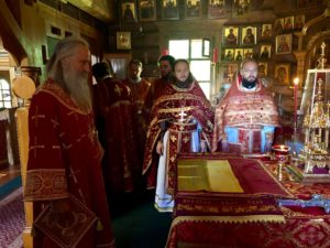 Архиепископ Каширский Феогност совершил Божественную литургию в храме Покрова Божией Матери на Десне Архиепископ Каширский Феогност совершил Божественную литургию в храме Покрова Божией Матери на Десне