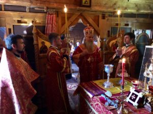 Архиепископ Каширский Феогност совершил Божественную литургию в храме Покрова Божией Матери на Десне Архиепископ Каширский Феогност совершил Божественную литургию в храме Покрова Божией Матери на Десне