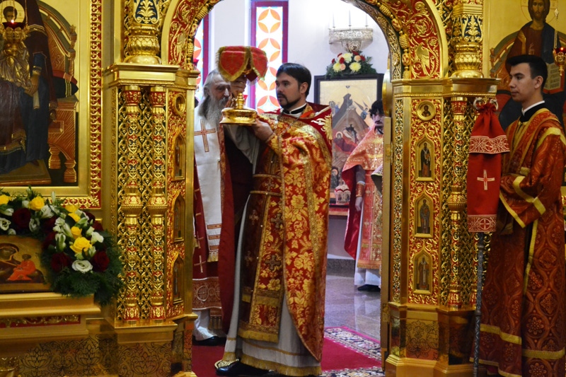 Архиепископ Каширский  Феогност возглавил Божественную литургию в храме Воскресения Христова в Воскресенском