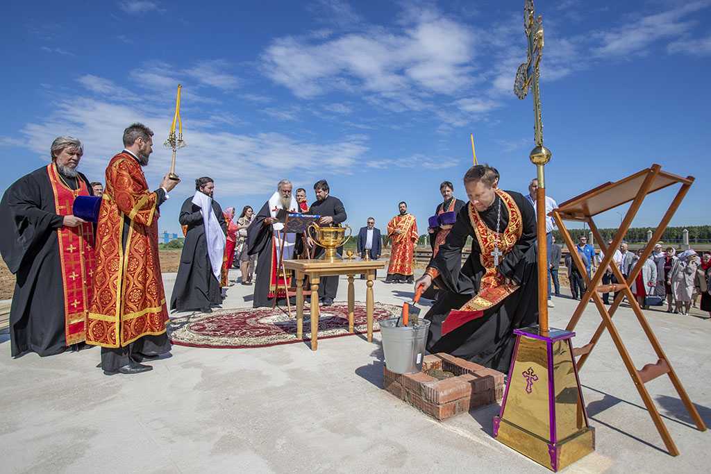 Преосвященный Феогност совершил чин основания крестильного храма Преосвященный Феогност совершил чин основания крестильного храма