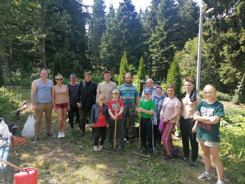 Субботник на территории храма и купели в д. Пронское