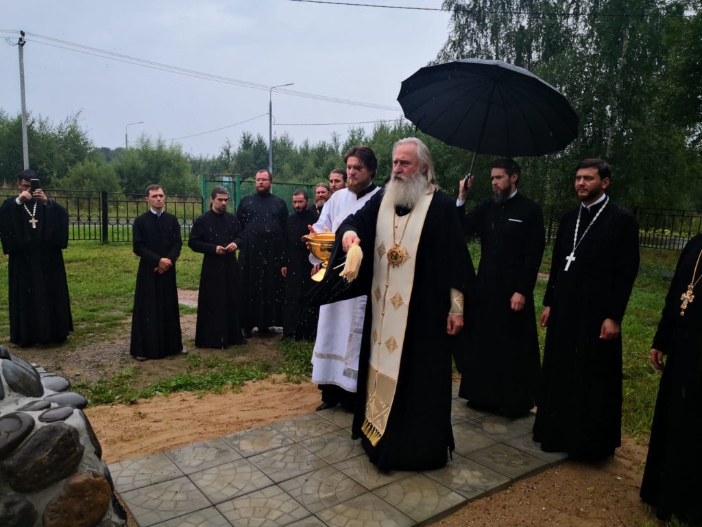 Великое освящение храма Казанской иконы Божией Матери в Товарищеве и освящение поклонного креста на месте строительства храма Архангела Михаила Великое освящение храма Казанской иконы Божией Матери в Товарищеве и освящение поклонного креста на месте строительства храма Архангела Михаила