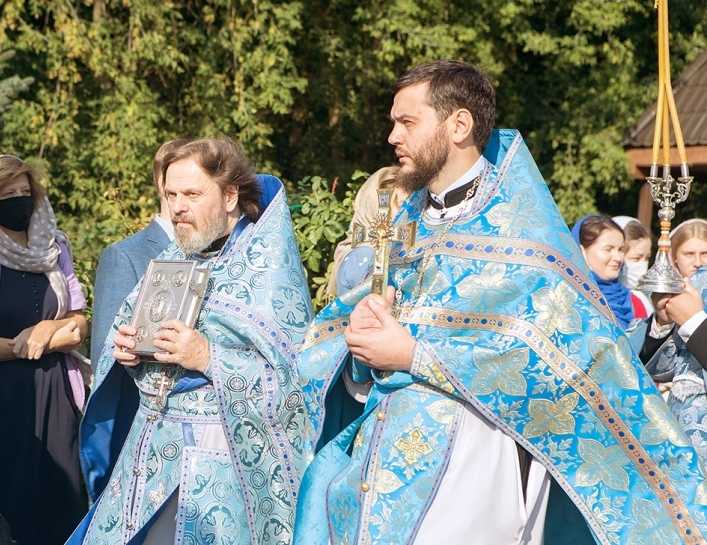 Митрополит Каширский Феогност совершил Божественную Литургию в престольный праздник храма Успения Пресвятой Богородицы в Александрове. Митрополит Каширский Феогност совершил Божественную Литургию в престольный праздник храма Успения Пресвятой Богородицы в Александрове.
