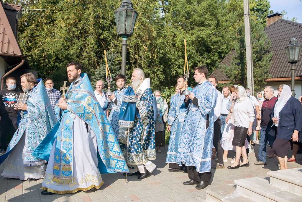 Митрополит Каширский Феогност совершил Божественную Литургию в престольный праздник храма Успения Пресвятой Богородицы в Александрове. Митрополит Каширский Феогност совершил Божественную Литургию в престольный праздник храма Успения Пресвятой Богородицы в Александрове.