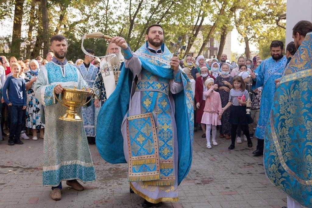 Митрополит Каширский Феогност совершил Божественную Литургию в престольный праздник храма Успения Пресвятой Богородицы в Александрове. Митрополит Каширский Феогност совершил Божественную Литургию в престольный праздник храма Успения Пресвятой Богородицы в Александрове.