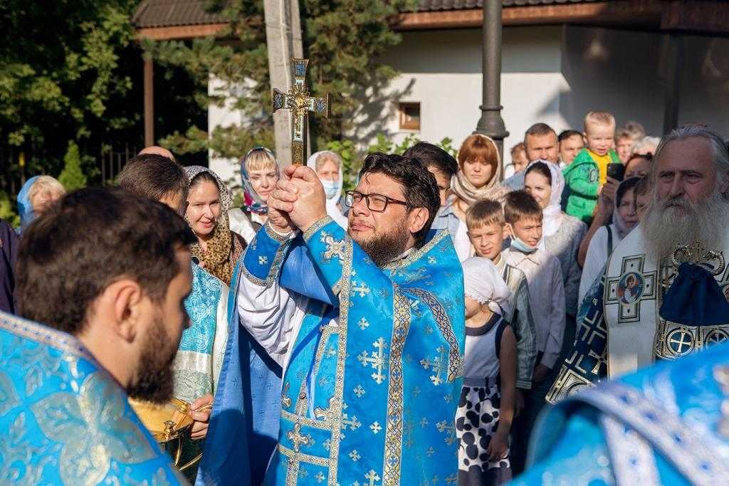 Митрополит Каширский Феогност совершил Божественную Литургию в престольный праздник храма Успения Пресвятой Богородицы в Александрове. Митрополит Каширский Феогност совершил Божественную Литургию в престольный праздник храма Успения Пресвятой Богородицы в Александрове.