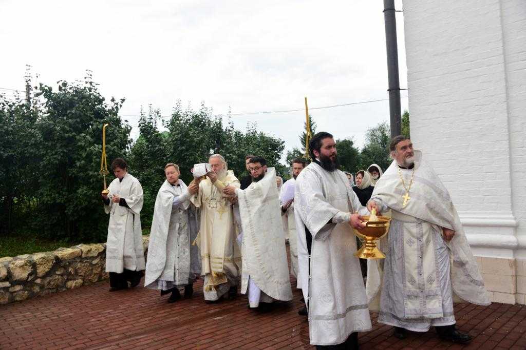 Великое освящение храма Казанской иконы Божией Матери в Товарищеве и освящение поклонного креста на месте строительства храма Архангела Михаила Великое освящение храма Казанской иконы Божией Матери в Товарищеве и освящение поклонного креста на месте строительства храма Архангела Михаила