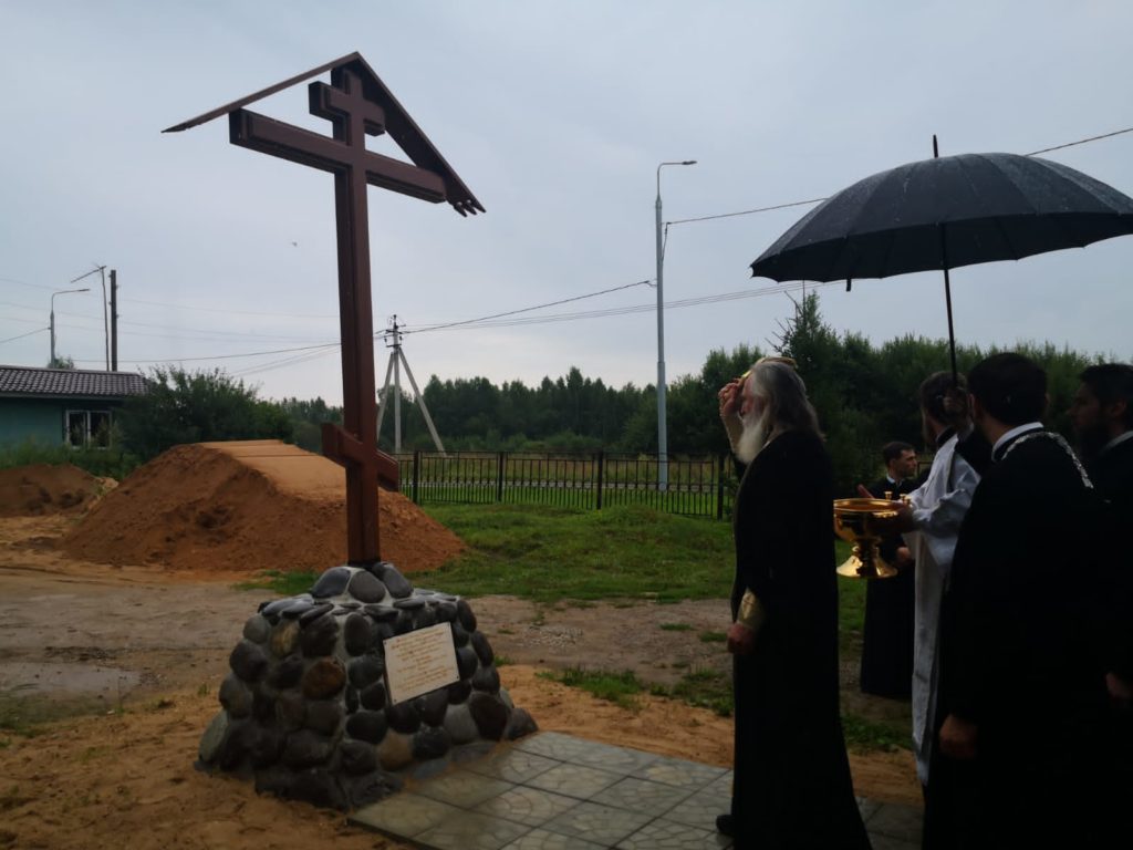 Великое освящение храма Казанской иконы Божией Матери в Товарищеве и освящение поклонного креста на месте строительства храма Архангела Михаила Великое освящение храма Казанской иконы Божией Матери в Товарищеве и освящение поклонного креста на месте строительства храма Архангела Михаила
