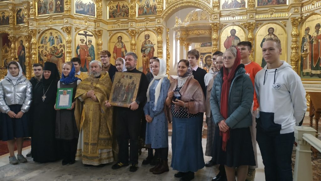 Школьники «Плесково» в Крестовоздвиженском монастыре Школьники «Плесково» в Крестовоздвиженском монастыре