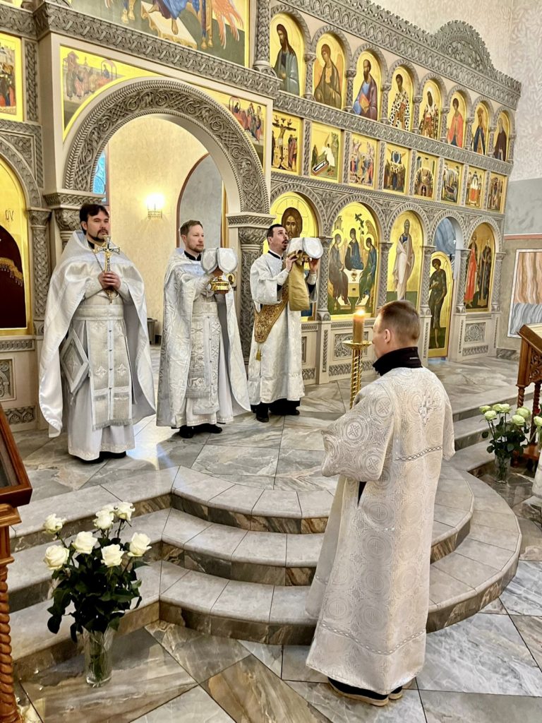 Молодежная Литургия в Троицком храме г.Троицка на Новых территориях г. Москвы. Молодежная Литургия в Троицком храме г.Троицка на Новых территориях г. Москвы.