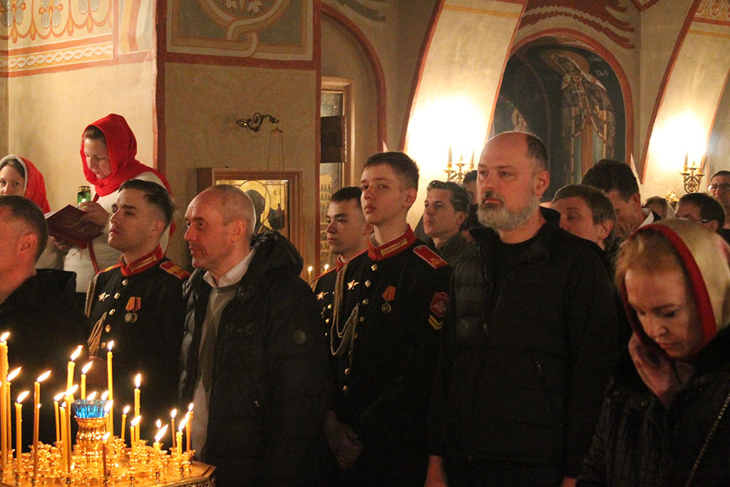 Суворовцы на Пасхальном богослужении в Коммунарке Суворовцы на Пасхальном богослужении в Коммунарке
