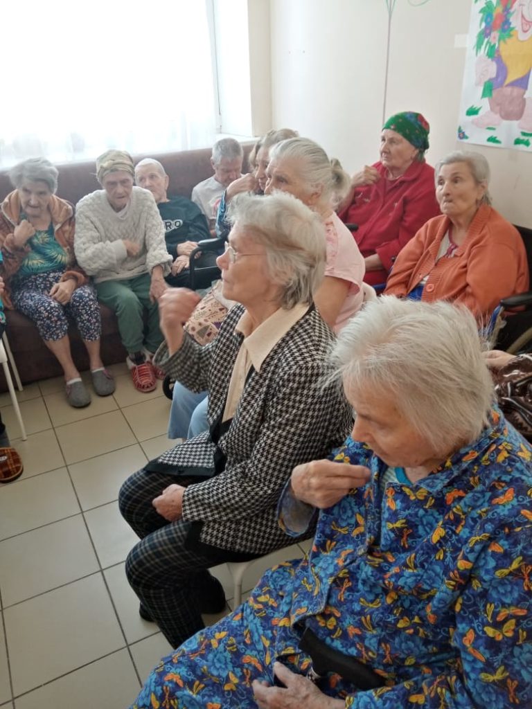Молебен в доме престарелых Молебен в доме престарелых
