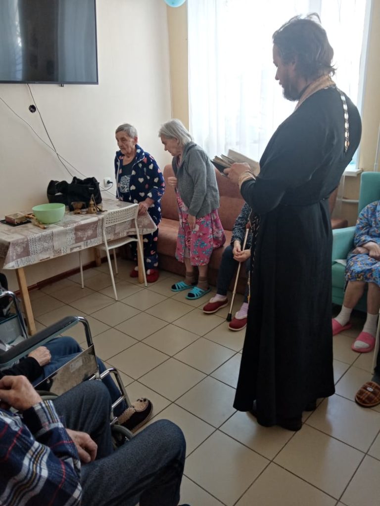 Молебен в доме престарелых Молебен в доме престарелых