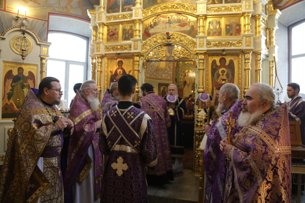 Митрополит Каширский Феогност возглавил Божественную литургию в храме Архангела Михаила в Летове