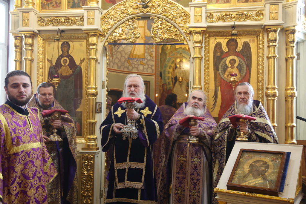 Митрополит Каширский Феогност возглавил Божественную литургию в храме Архангела Михаила в Летове