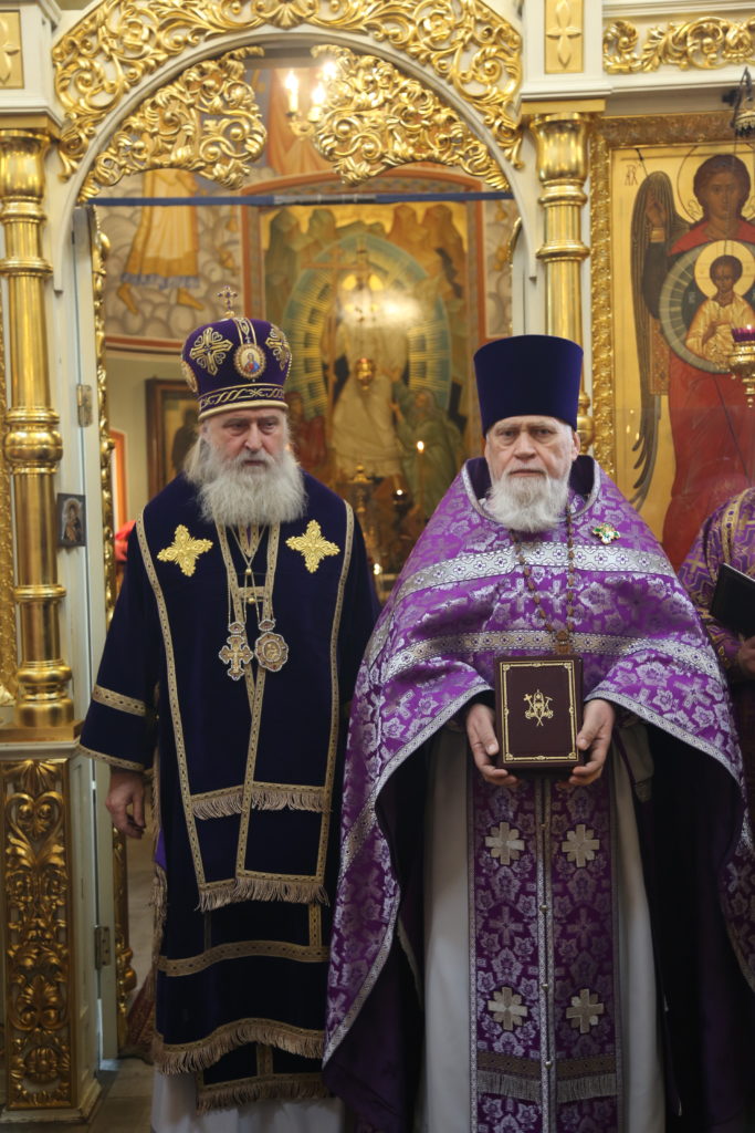 Митрополит Каширский Феогност возглавил Божественную литургию в храме Архангела Михаила в Летове