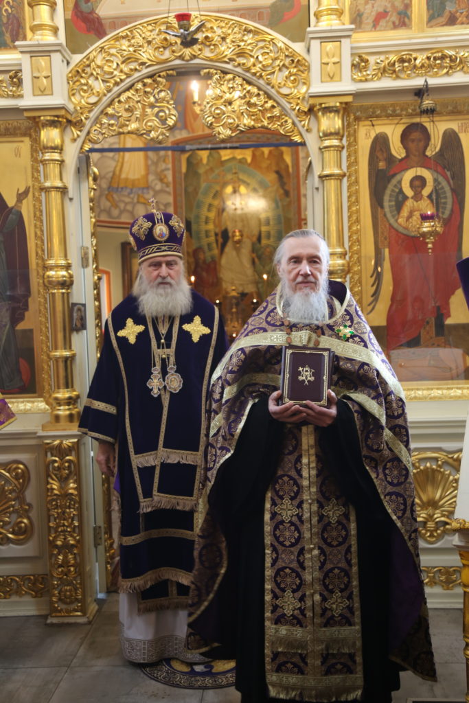 Митрополит Каширский Феогност возглавил Божественную литургию в храме Архангела Михаила в Летове