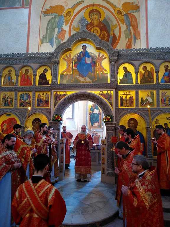 В субботу Светлой седмицы митрополит Каширский Феогност совершил Литургию в храме Живоначальной Троицы в Троицке г. Москвы В субботу Светлой седмицы митрополит Каширский Феогност совершил Литургию в храме Живоначальной Троицы в Троицке г. Москвы