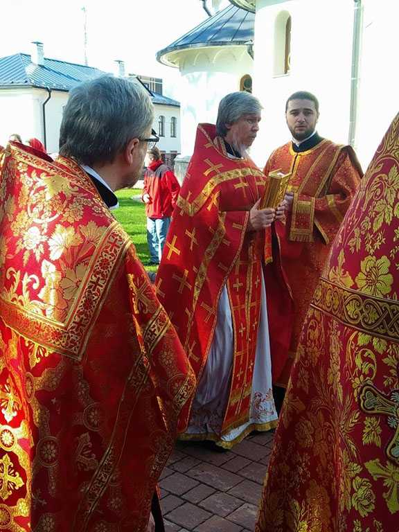 В субботу Светлой седмицы митрополит Каширский Феогност совершил Литургию в храме Живоначальной Троицы в Троицке г. Москвы В субботу Светлой седмицы митрополит Каширский Феогност совершил Литургию в храме Живоначальной Троицы в Троицке г. Москвы