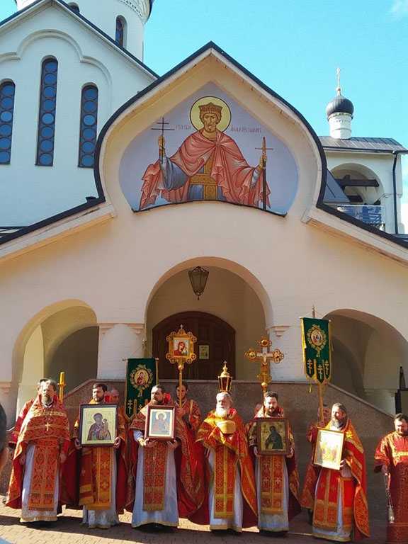 В субботу Светлой седмицы митрополит Каширский Феогност совершил Литургию в храме Живоначальной Троицы в Троицке г. Москвы В субботу Светлой седмицы митрополит Каширский Феогност совершил Литургию в храме Живоначальной Троицы в Троицке г. Москвы