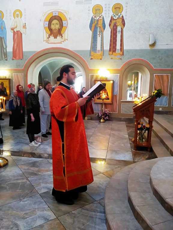 В субботу Светлой седмицы митрополит Каширский Феогност совершил Литургию в храме Живоначальной Троицы в Троицке г. Москвы В субботу Светлой седмицы митрополит Каширский Феогност совершил Литургию в храме Живоначальной Троицы в Троицке г. Москвы