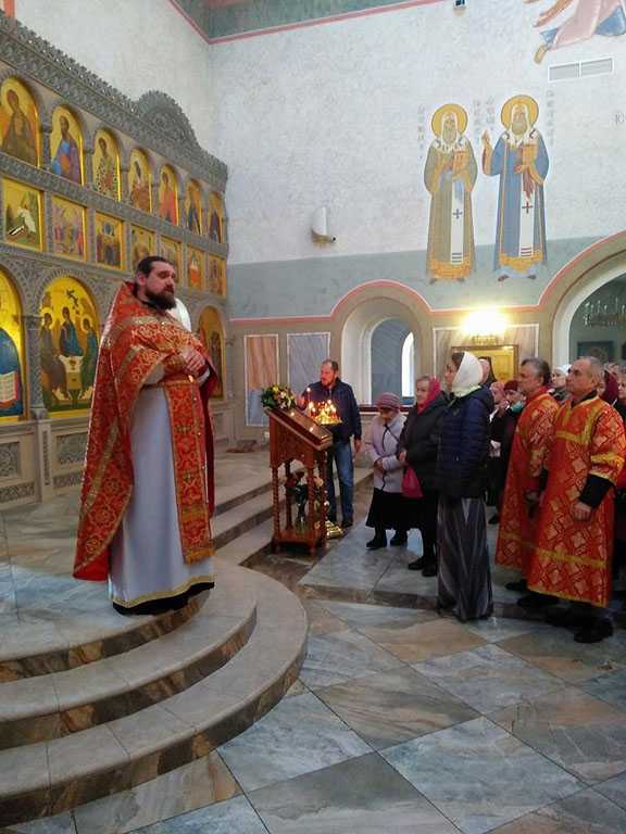 В субботу Светлой седмицы митрополит Каширский Феогност совершил Литургию в храме Живоначальной Троицы в Троицке г. Москвы В субботу Светлой седмицы митрополит Каширский Феогност совершил Литургию в храме Живоначальной Троицы в Троицке г. Москвы