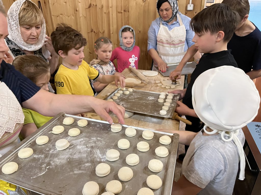 Практика по выпеканию просфор в Казанском храме в Сосенках