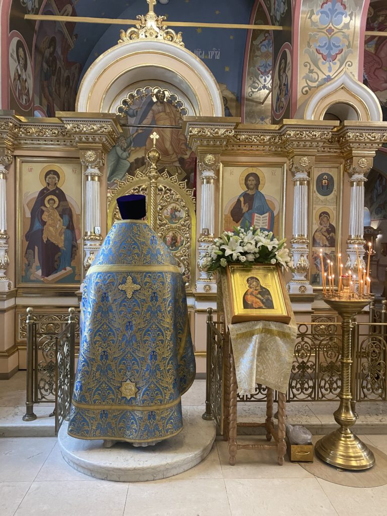 Днесь светло красуется славнейший град Москва