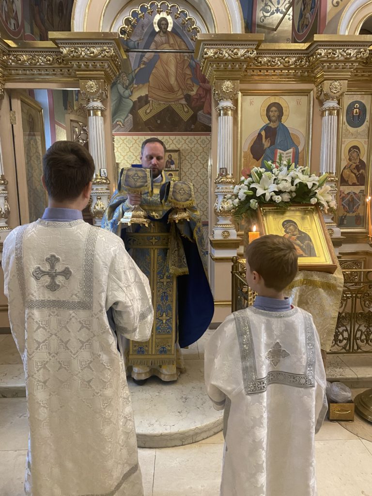 Днесь светло красуется славнейший град Москва