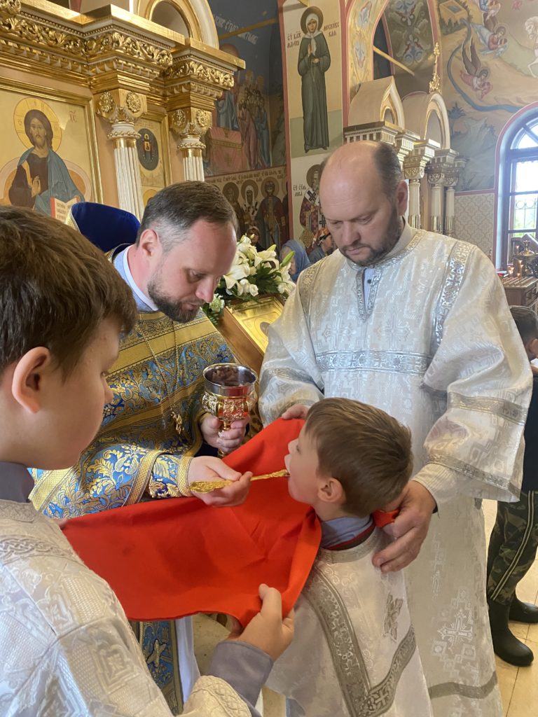 Днесь светло красуется славнейший град Москва