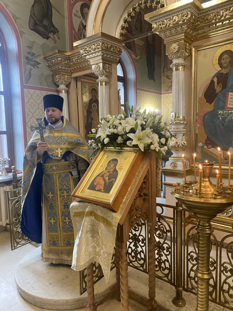 Днесь светло красуется славнейший град Москва