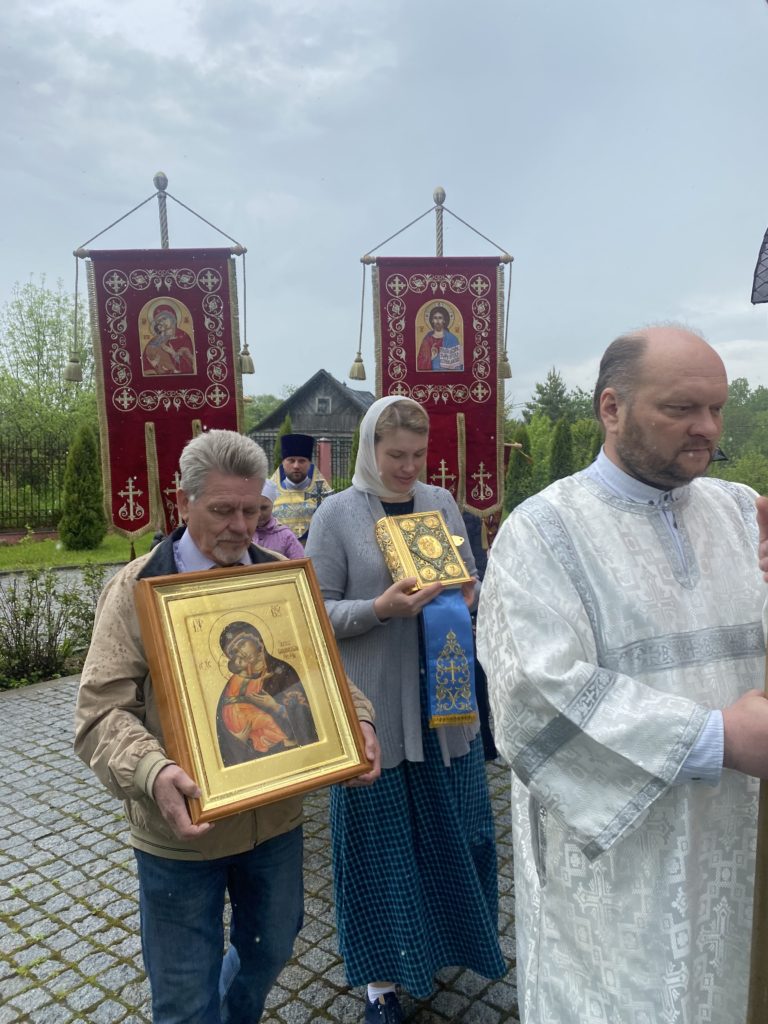 Днесь светло красуется славнейший град Москва