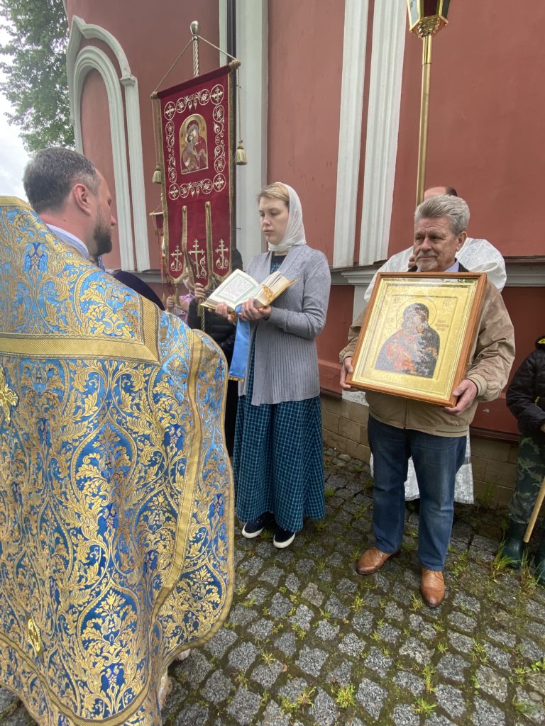 Днесь светло красуется славнейший град Москва
