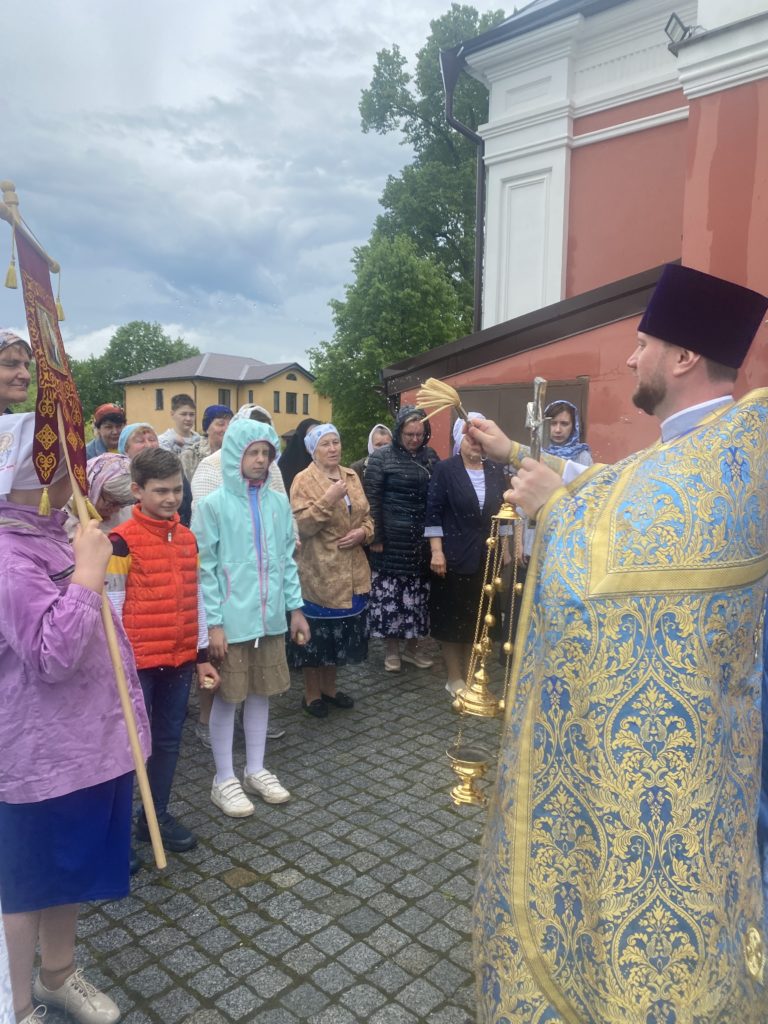Днесь светло красуется славнейший град Москва