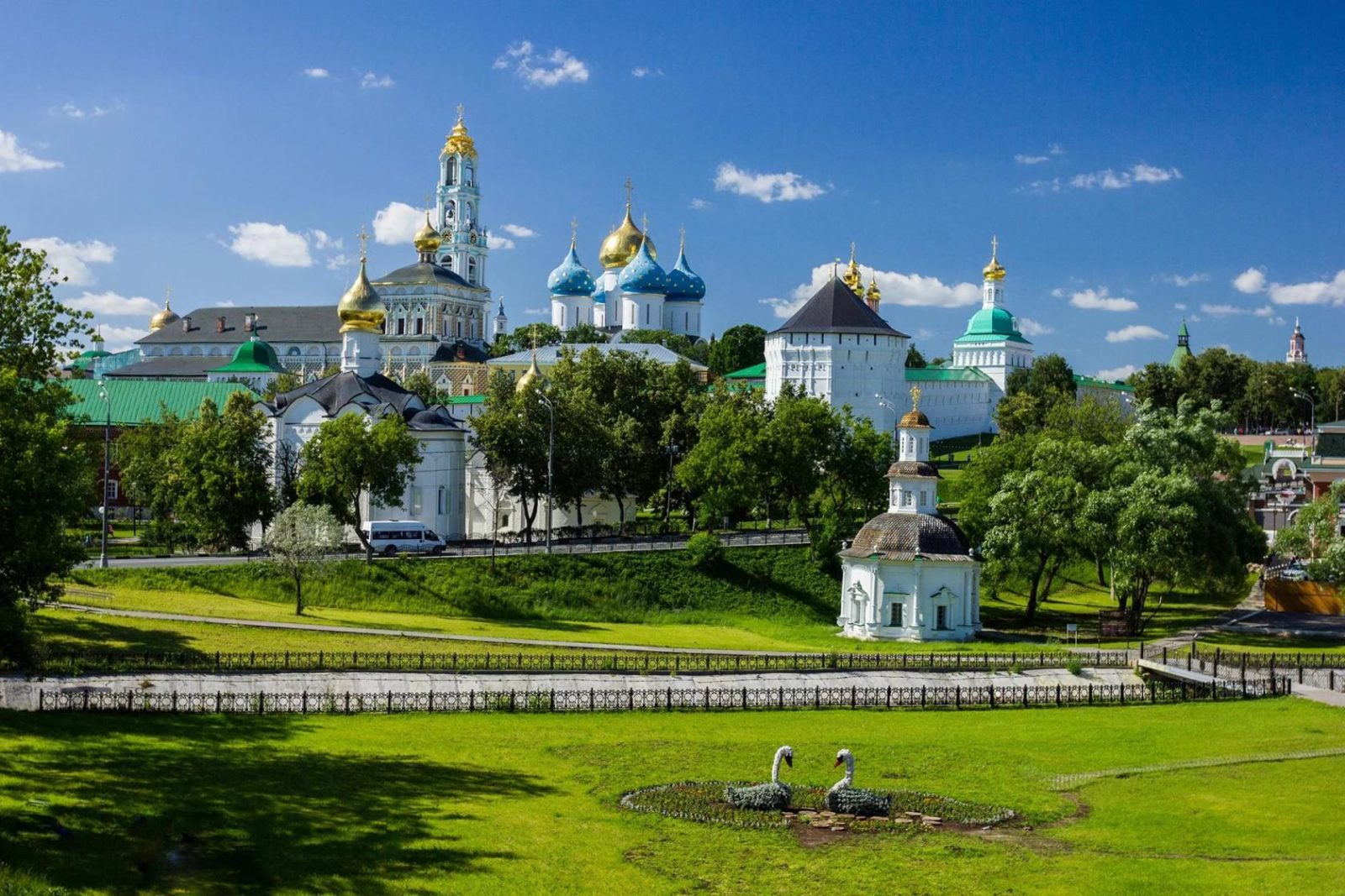 1642955043_1-vsegda-pomnim-com-p-troitskaya-sergieva-lavra-foto-1