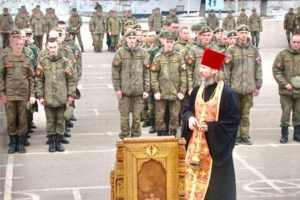 Священник придаёт смысл всему происходящему в жизни война