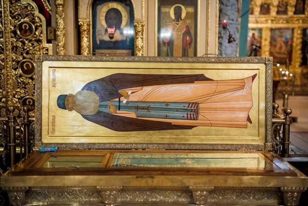 Мощи преподобного Максима Грека в Трапезном храме Лавры