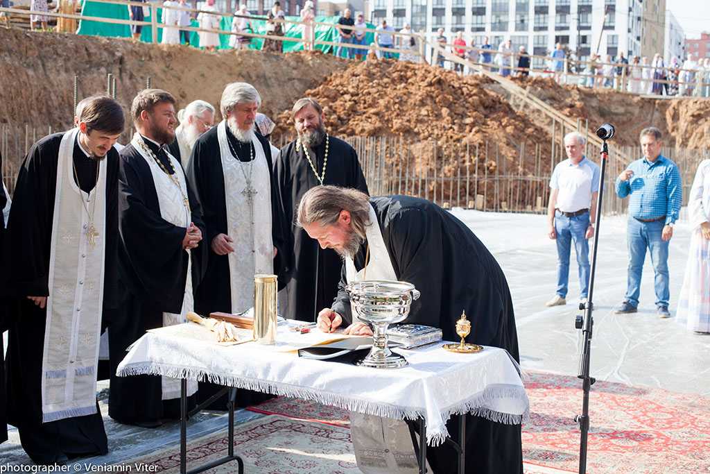 Митрополит Феогност заложил камень и памятную капсулу в основание храма Вознесения Господня в жилом комплексе «Скандинавия» Митрополит Феогност заложил камень и памятную капсулу в основание храма Вознесения Господня в жилом комплексе «Скандинавия»