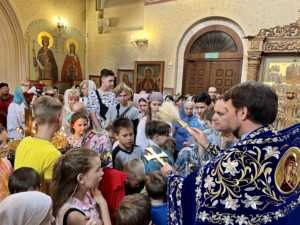 Молебен перед началом учебного года в праздник Успения Пресвятой Богородицы в Казанском храме в Сосенках Молебен перед началом учебного года в праздник Успения Пресвятой Богородицы в Казанском храме в Сосенках