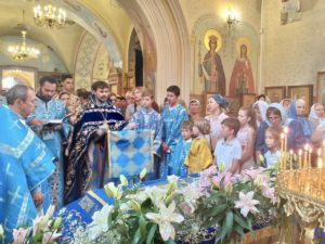 Молебен перед началом учебного года в праздник Успения Пресвятой Богородицы в Казанском храме в Сосенках Молебен перед началом учебного года в праздник Успения Пресвятой Богородицы в Казанском храме в Сосенках