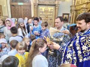 Молебен перед началом учебного года в праздник Успения Пресвятой Богородицы в Казанском храме в Сосенках Молебен перед началом учебного года в праздник Успения Пресвятой Богородицы в Казанском храме в Сосенках