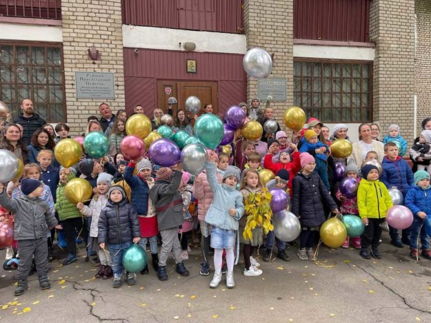 02. На крыльце Школы