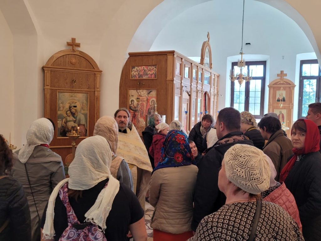Прием гостей в храме Живоначальной Троицы в Васюнине Прием гостей в храме Живоначальной Троицы в Васюнине