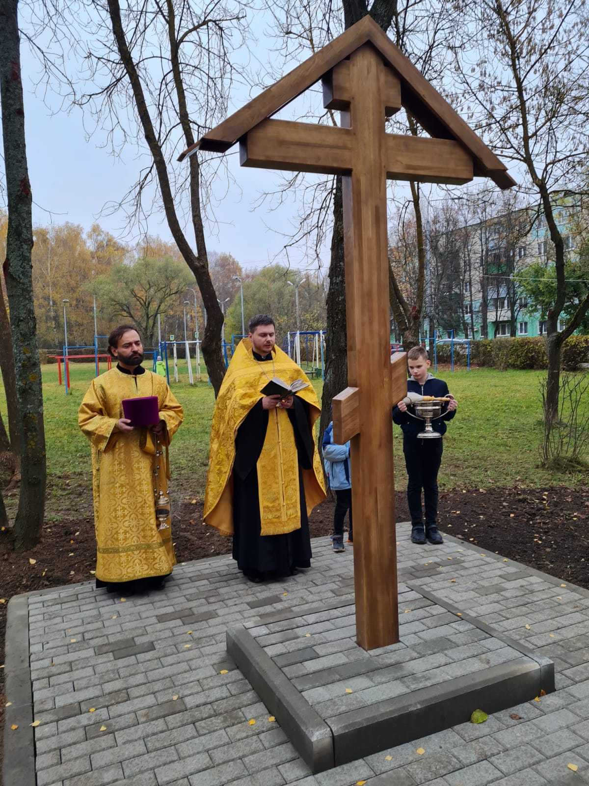Освящение поклонного креста в поселке ЛМС Освящение поклонного креста в поселке ЛМС